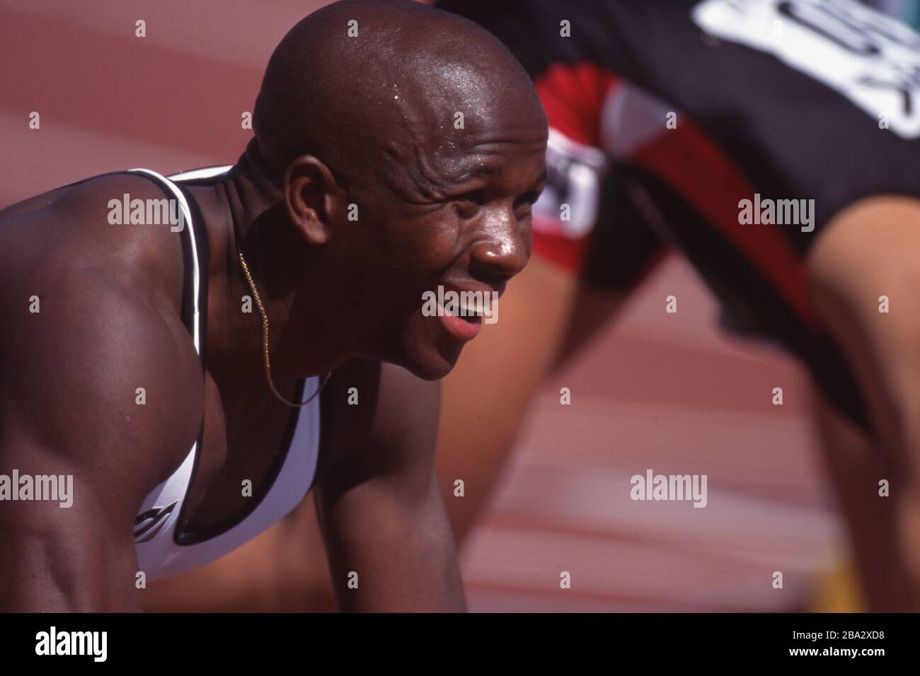 Goteborg, Scheden. 25 marzo 2020. Primo: 1995, Campionati Mondiali di Atletica, in Svezia, a Goteborg Sport, Coppa del mondo, Campionati Mondiali di Atletica, Campionati Mondiali di Atletica, a Goteborg, 1995, archivio immagini Atletica, 100 metri, uomini, uomini Donavan Bailey (Canada), vince la medaglia d'oro, diventa primo, oro, uomo più veloce al mondo, mezza figura | utilizzo credito: dpa/Alamy Live News Foto Stock