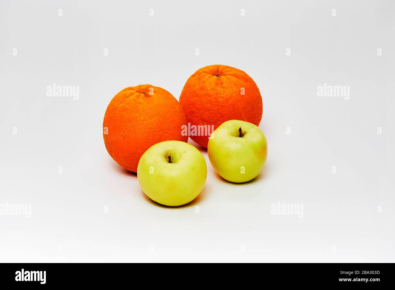 ancora vita di arance e mele su sfondo bianco Foto Stock