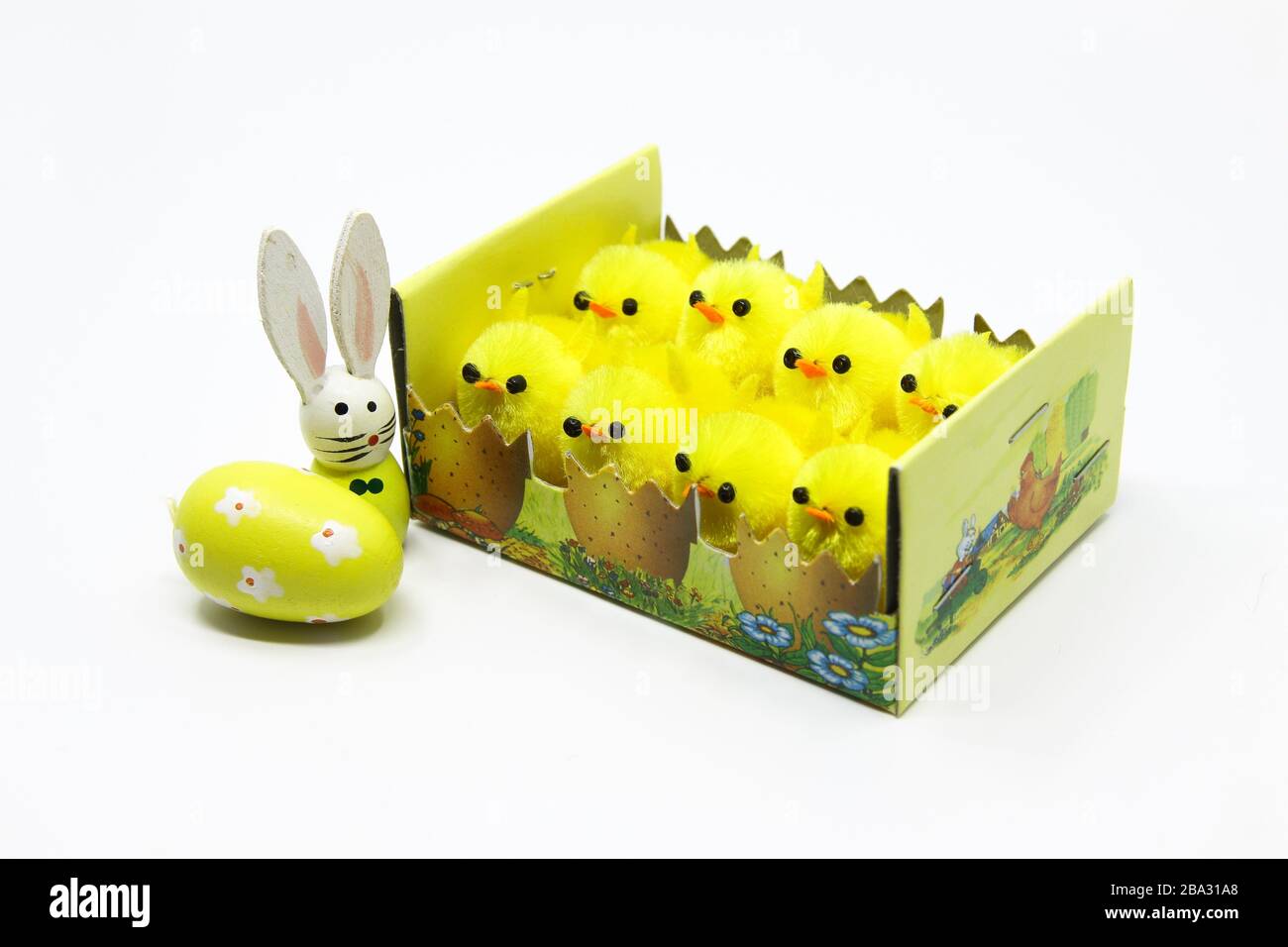 Gruppo di simpatici pulcini pasquali in cartone, cestino di carta Foto Stock