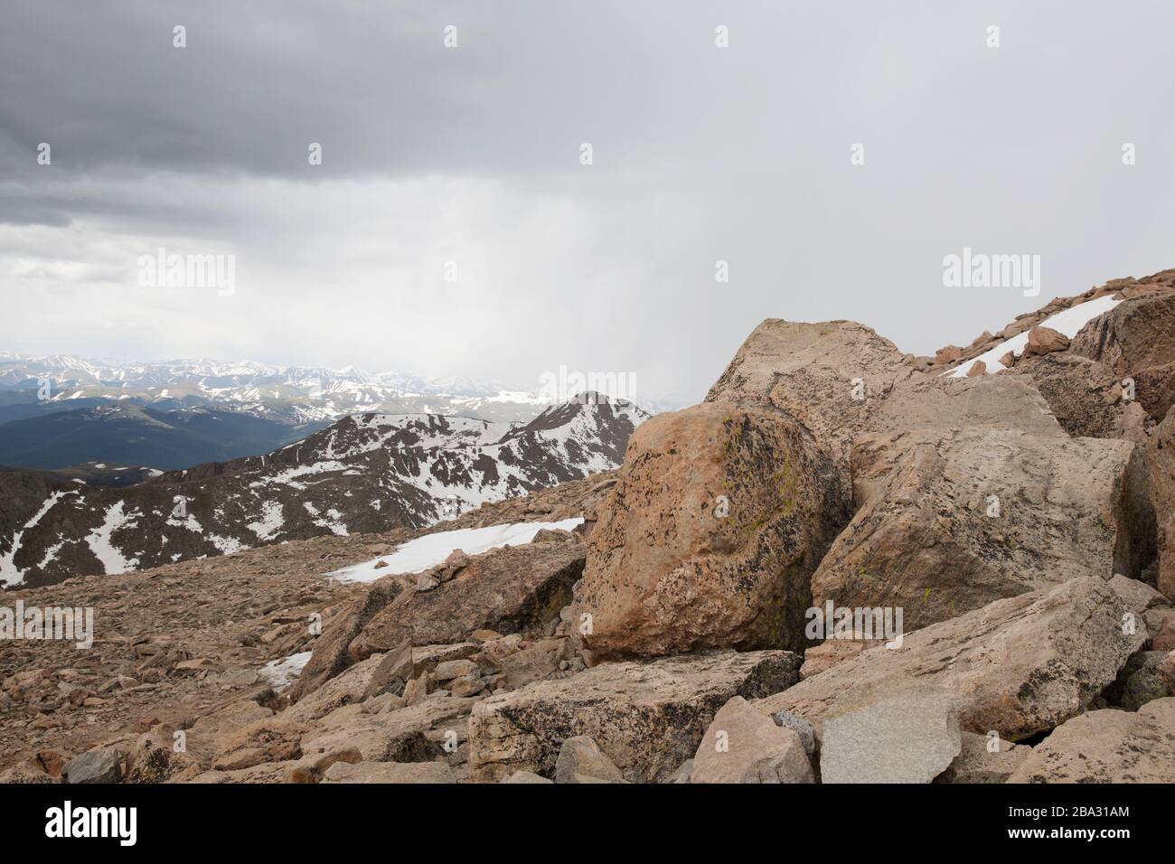La tempesta sta arrivando sulla cima del Monte Evans, Colorado Foto Stock