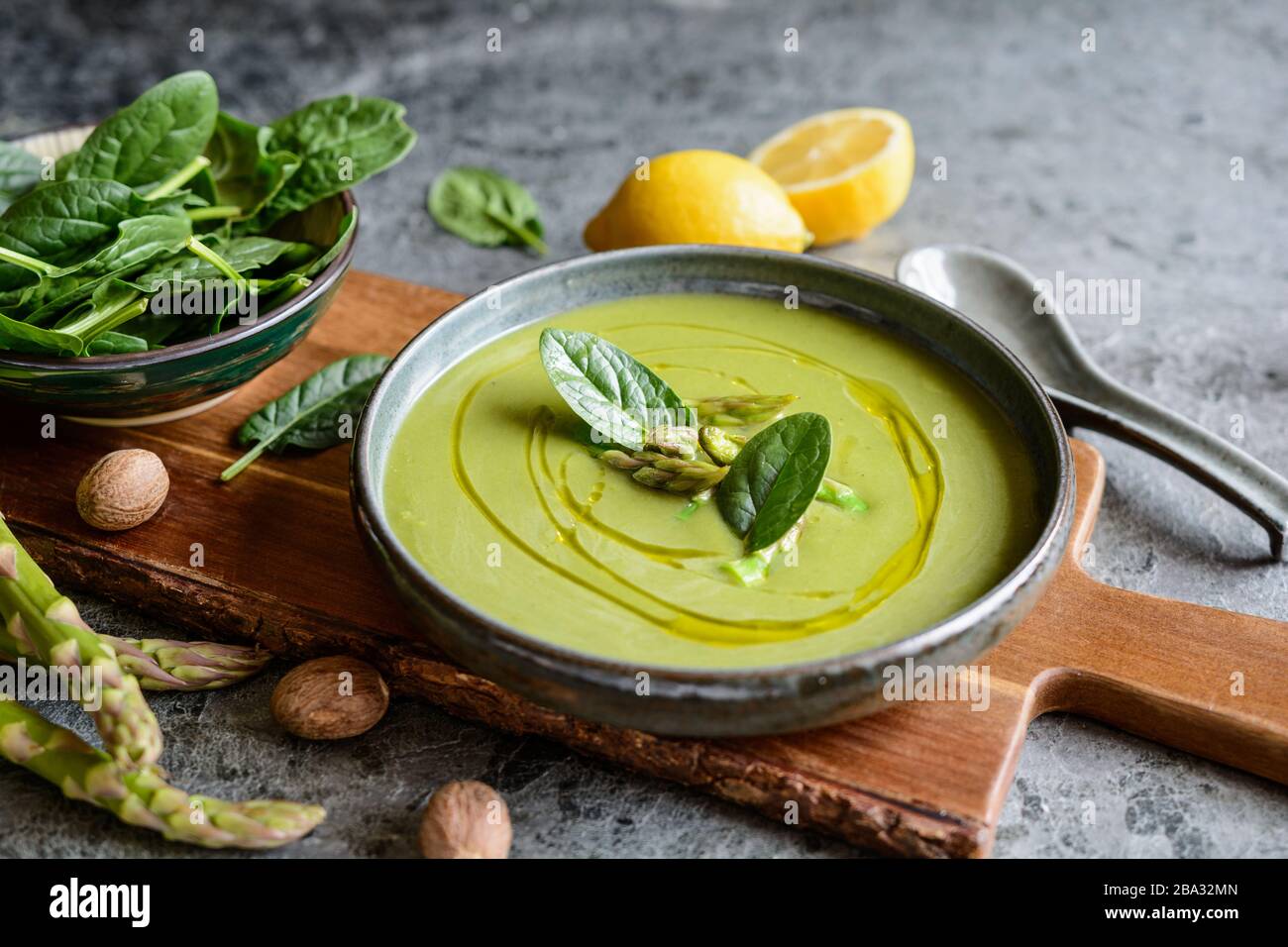 Facile da preparare in un piatto di ceramica asparagi cremosi e zuppa di spinaci Foto Stock