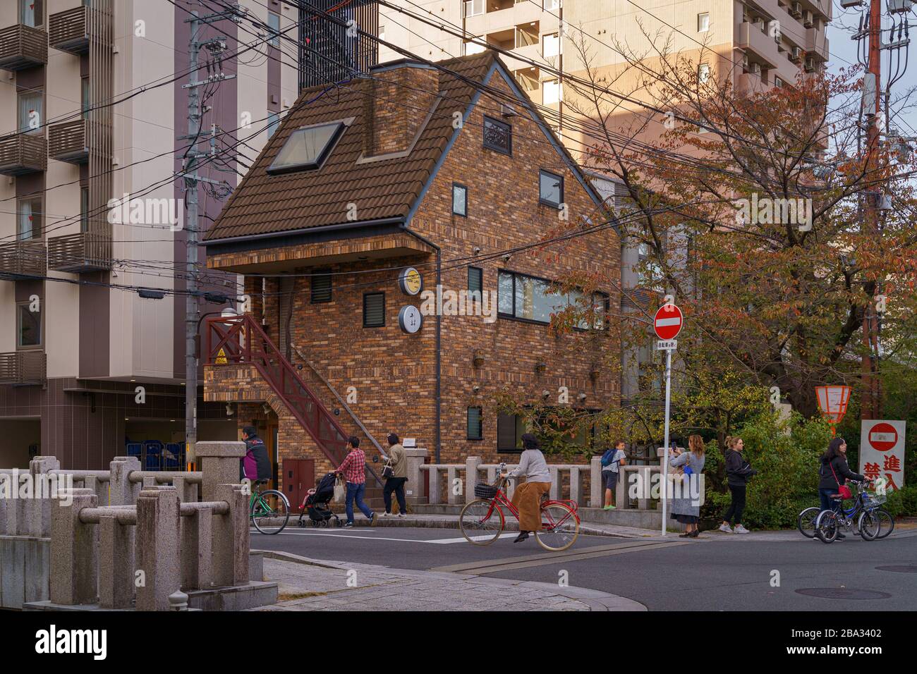 Tradizionale vecchia strada giapponese a kyoto giappone Foto Stock