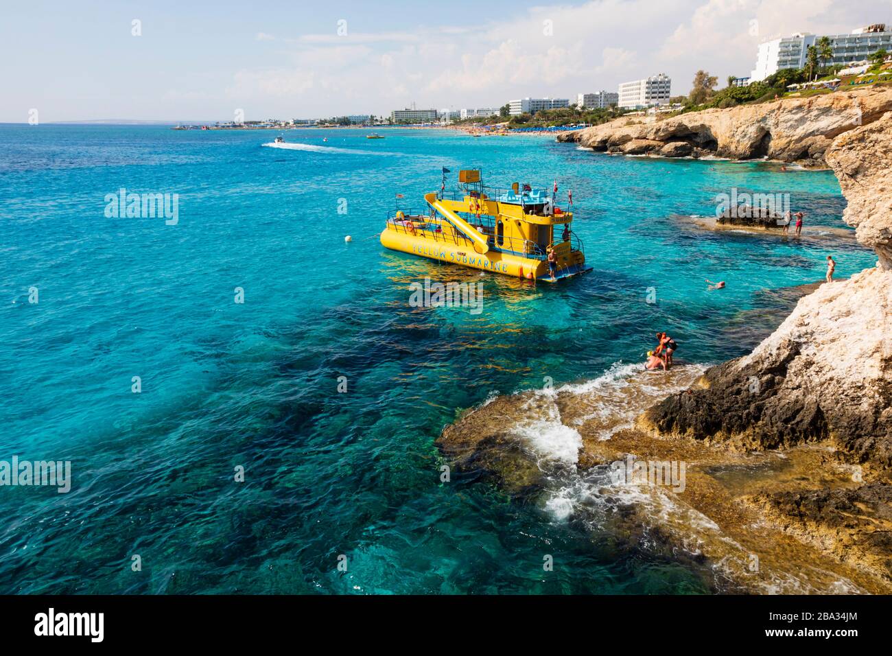 Gita in barca di piacere al sottomarino giallo al Ponte dell'Amore, Ayia Napa. Cipro ottobre 2018 Foto Stock