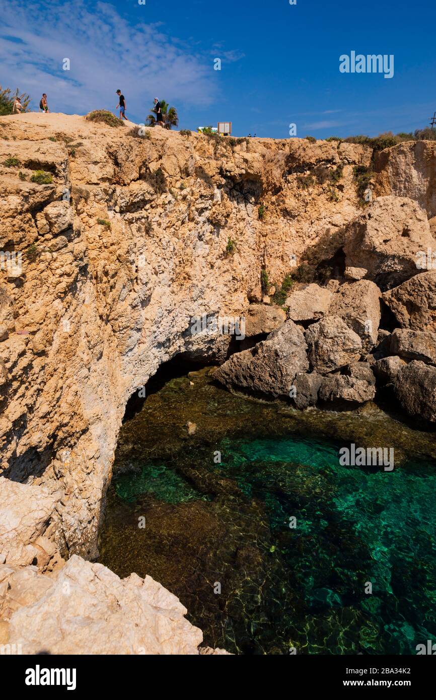 Turisti in piedi sul Ponte dell'Amore, Ayia Napa, Cipro Ottobre 2018 Foto Stock