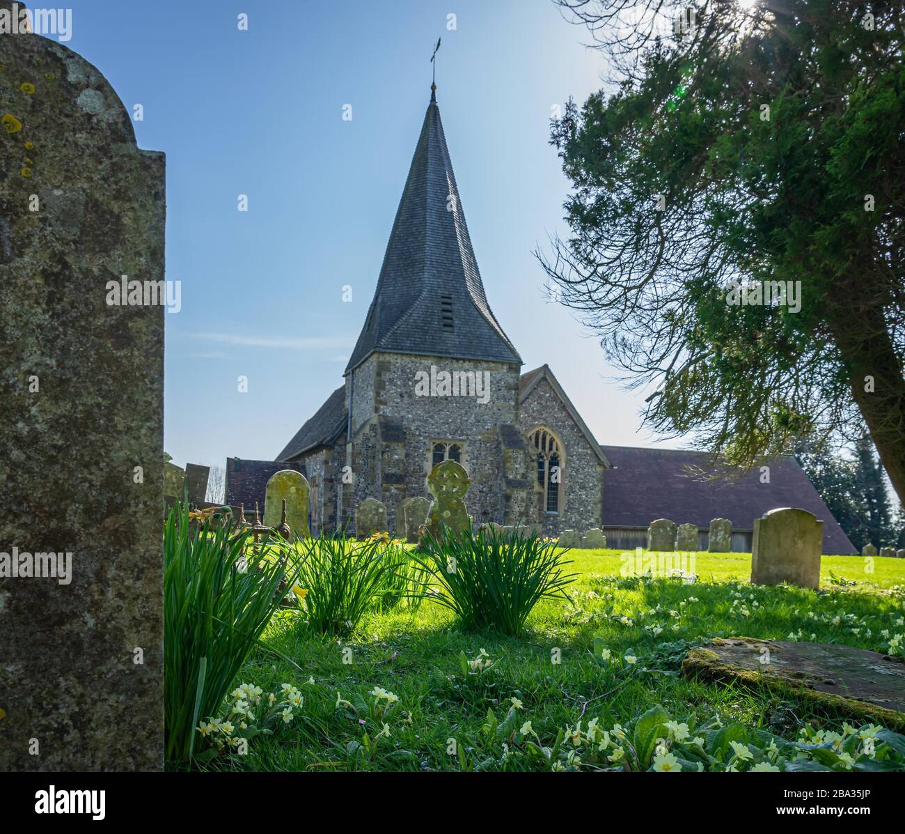 Chiesa cristiana rurale nel cortile della chiesa aperta Foto Stock