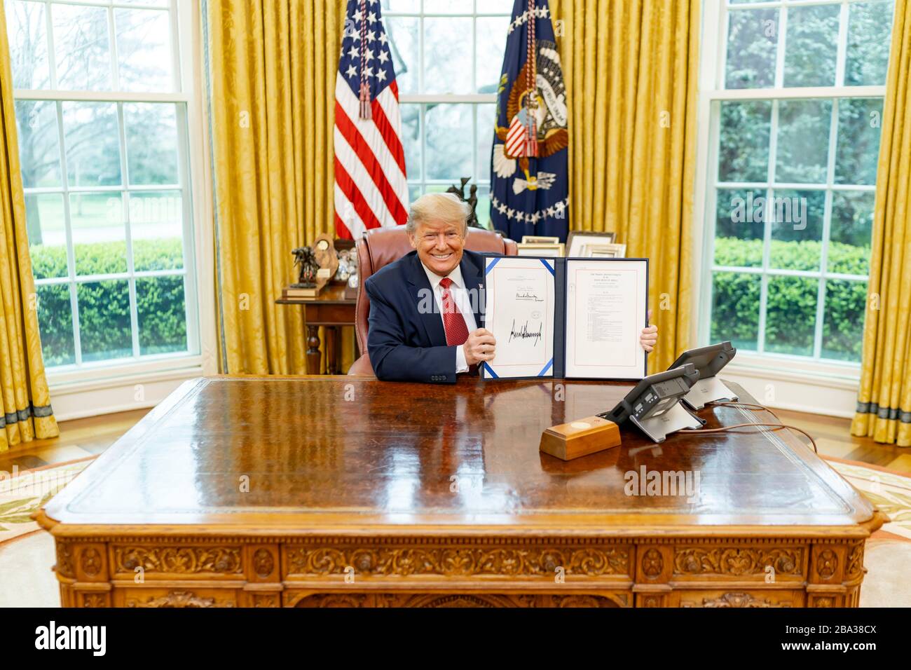 Washington, Stati Uniti d'America. 25 Marzo 2020. Washington, Stati Uniti d'America. 25 marzo 2020. Il presidente degli Stati Uniti Donald Trump mostra la sua firma dopo aver firmato H.R. 4334, il Supporting Older Americans Act del 2020, presso l'Ufficio ovale della Casa Bianca il 25 marzo 2020 a Washington, DC. Credit: Swealah Craighead/White House Photo/Alamy Live News Foto Stock