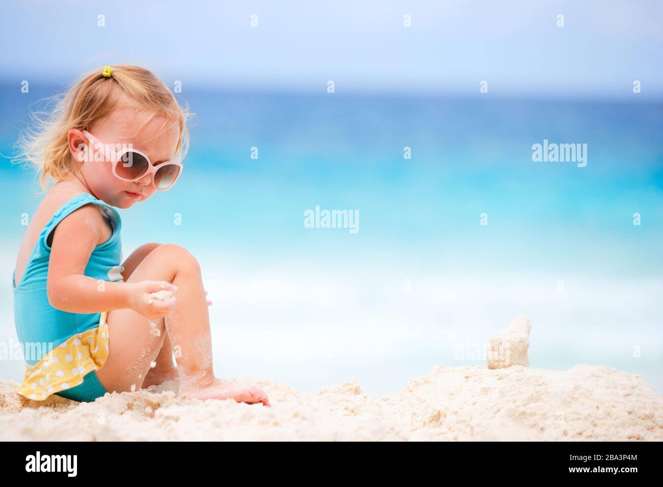Malediven, kleines bionda Maechen am Strand, MR: Sì, 4 Jahre, bionda, Foto Stock