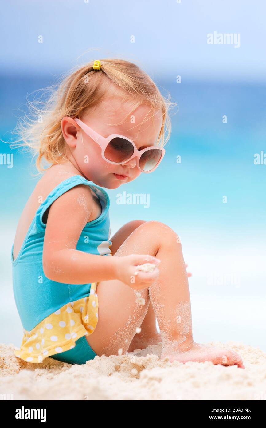 Malediven, kleines bionda Maechen am Strand, MR: Sì, 4 Jahre, bionda, Foto Stock