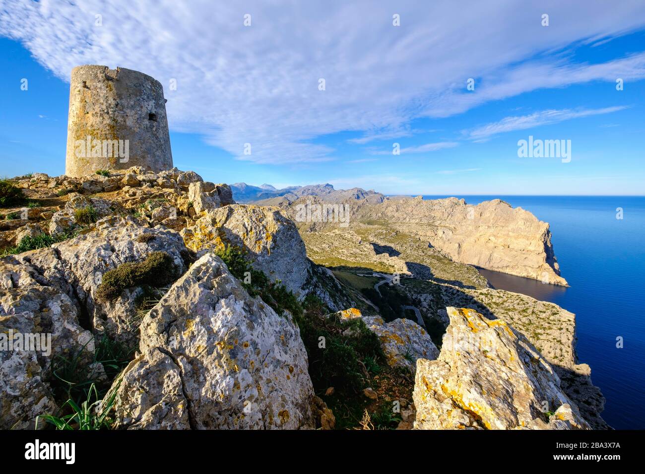 Torre di avvistamento Talaia d'Albercutx, a destra Mirador es Colomer e Punta de la Salada, penisola di Formentor, vicino Pollenca, Maiorca, Isole Baleari, Spagna Foto Stock