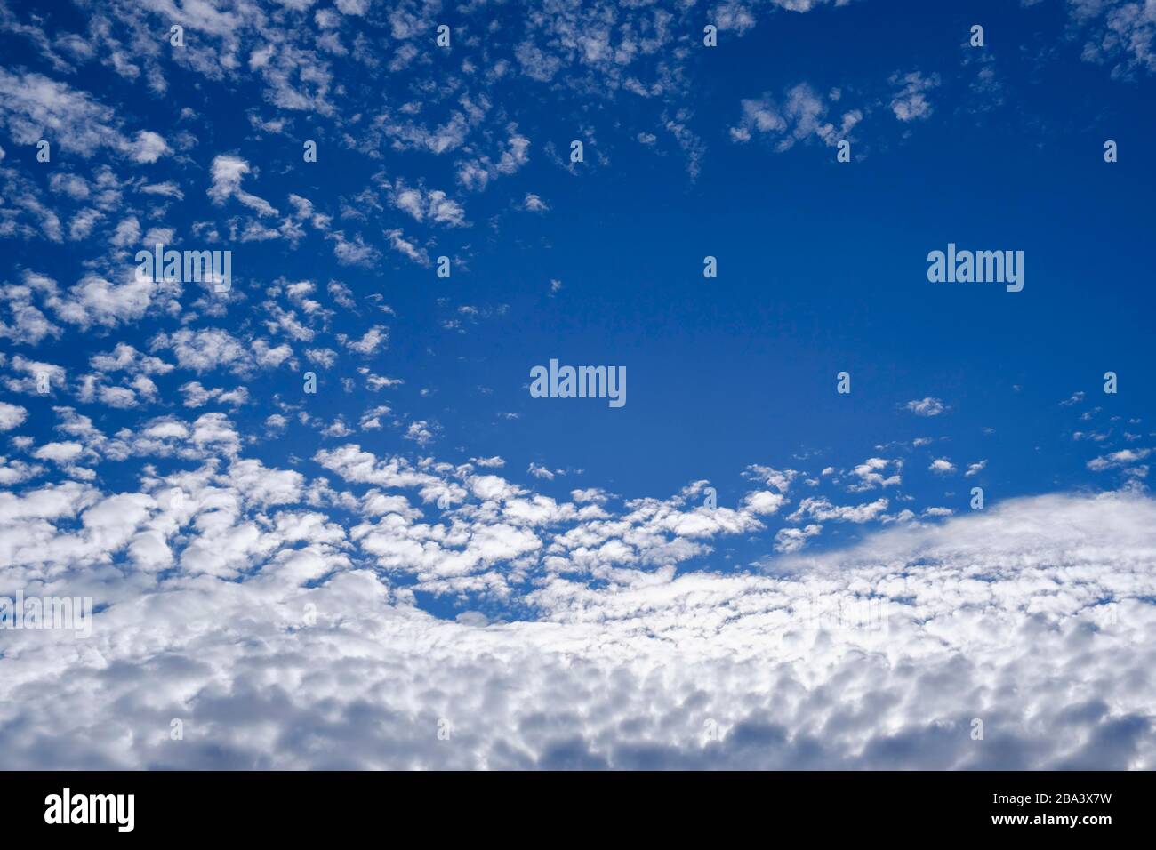 Altocumulus nubi, Maiorca, Isole Baleari, Spagna Foto Stock