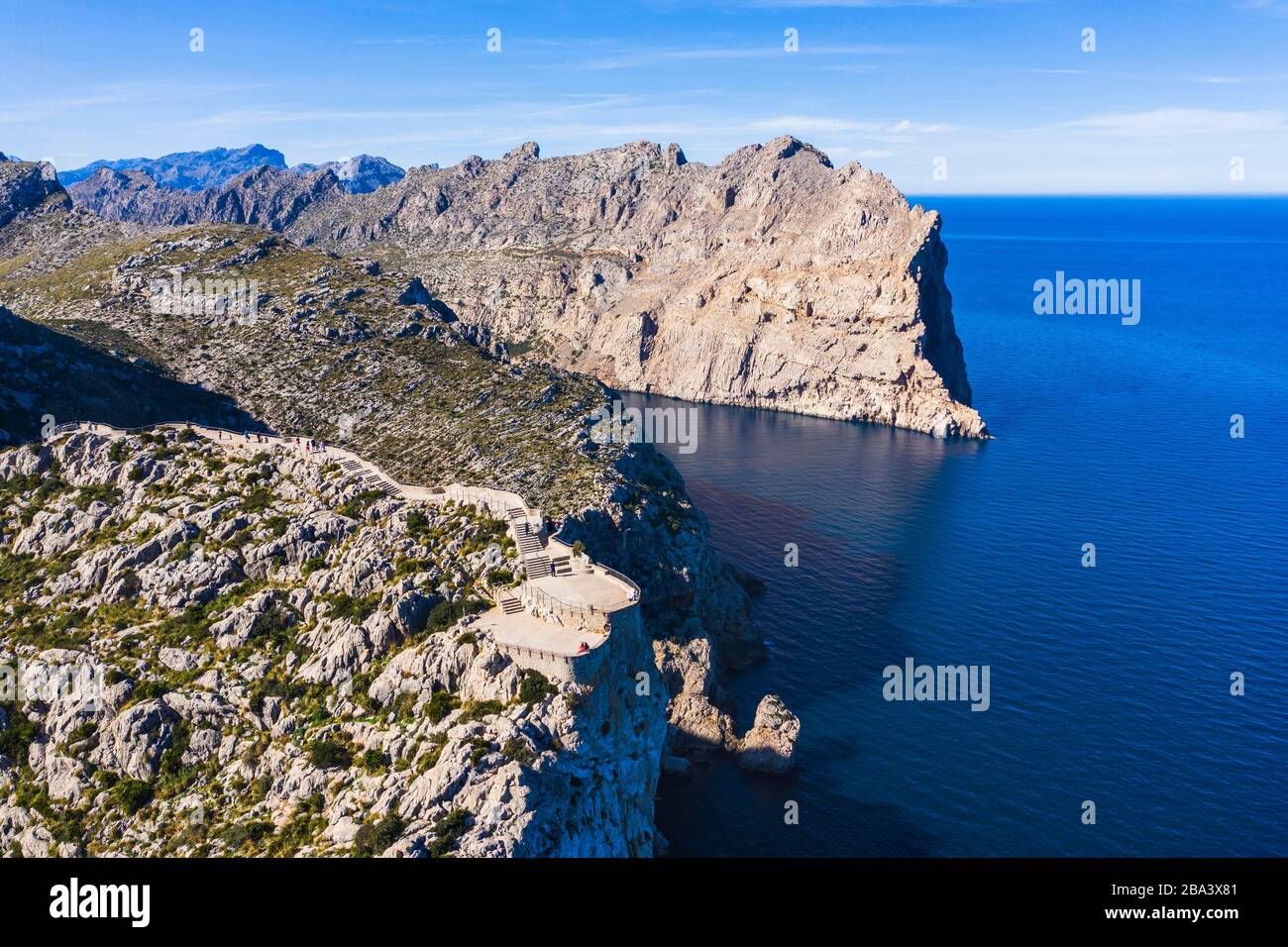Punto di vista Mirador es Colomer e Punta de la Salada, Penisola di Formentor, vicino Pollenca, fucinata di droni, Maiorca, Isole Baleari, Spagna Foto Stock