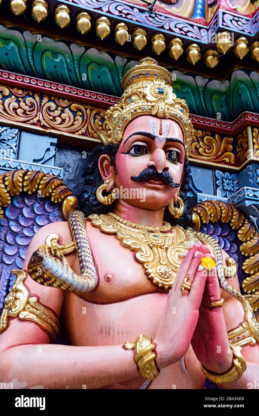 Figura di Dio Krishna davanti al tempio indù Shri Krishnan, Bugis, Singapore Foto Stock