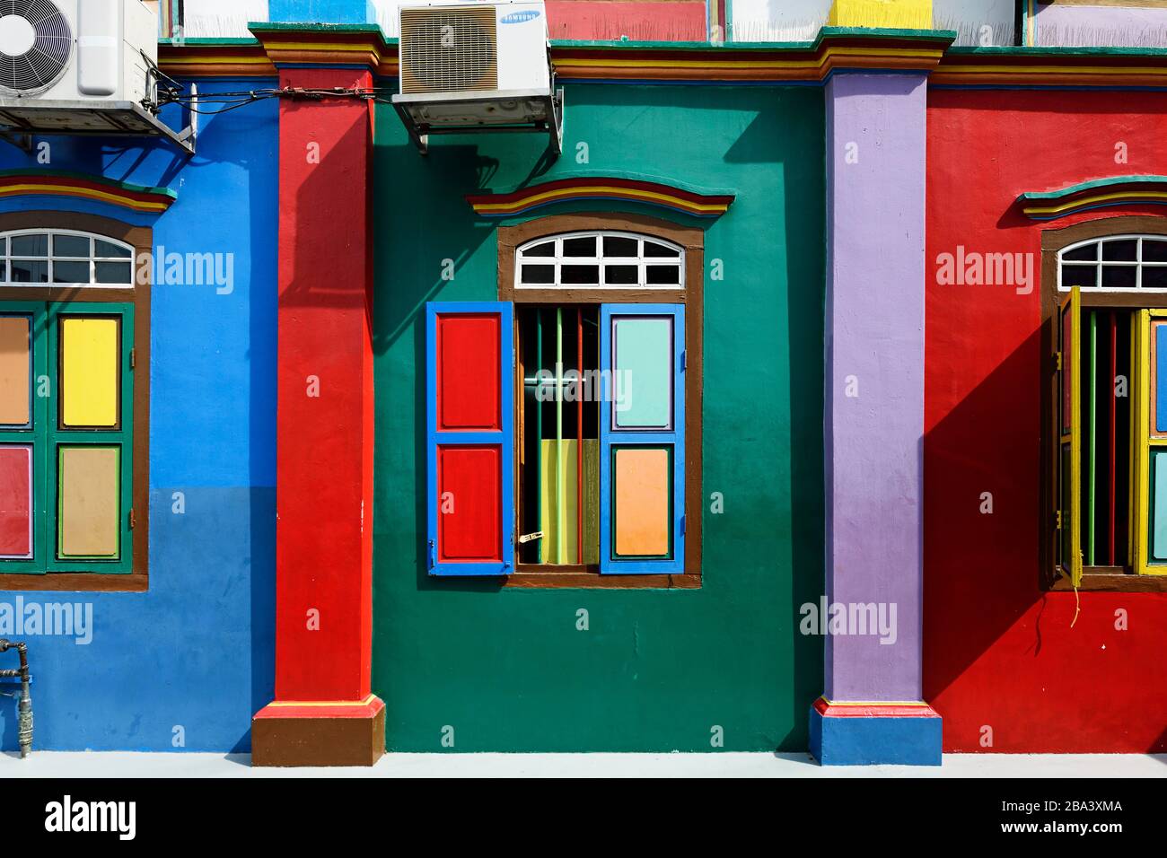 Finestre colorate e la facciata della vecchia villa cinese, la casa di Tan Teng Niah, quartiere indiano, Little India, Singapore Foto Stock