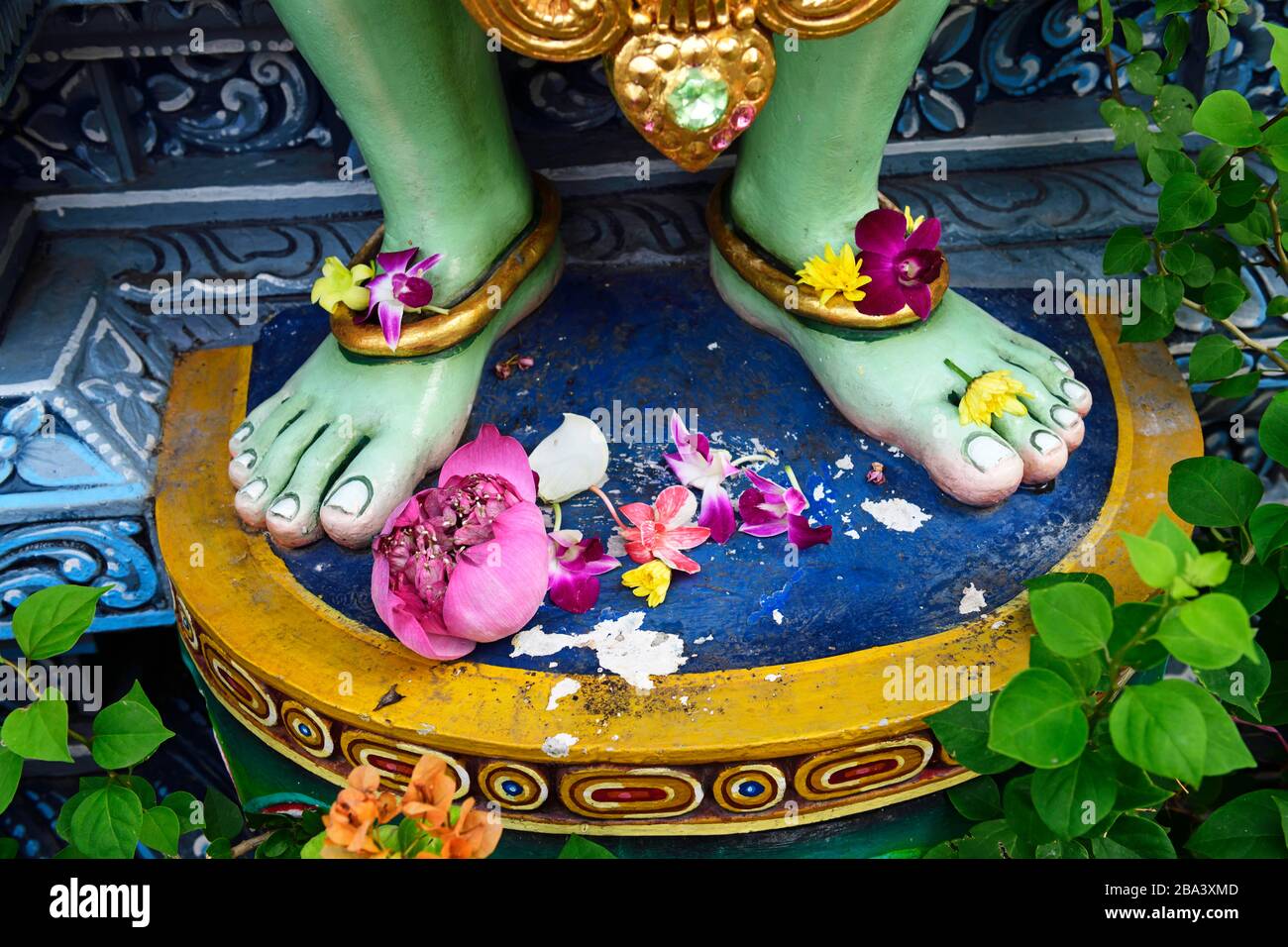 Fiori di loto sono posti ai piedi del dio Krishna, Shri Krishnan Hindu tempio, Bugis, Singapore Foto Stock