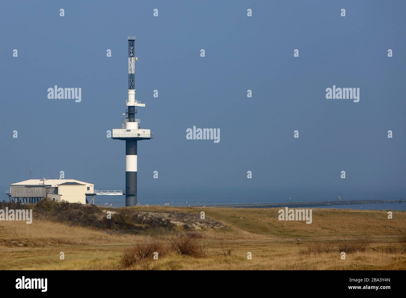 Torre radar sulla centrale elettrica di Minsener Oog, Parco Nazionale del Mare di Wadden bassa Sassonia, bassa Sassonia, Germania Foto Stock