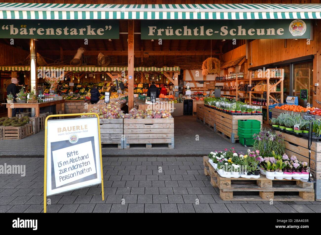Stallo del mercato con cibo regionale di un agricoltore con un avvertimento sul coronavirus, Schmiden vicino a Stoccarda, Baden-Wuerttemberg, Germania Foto Stock