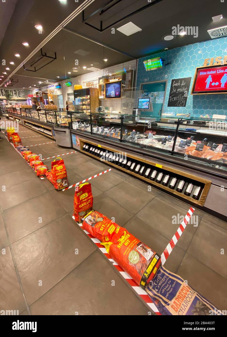 Barriere nel supermercato per le distanze sociali al contatore di pesce, contatore di formaggio, contatore di salsiccia a causa di coronavirus, Stoccarda, Baden-Wuerttemberg Foto Stock