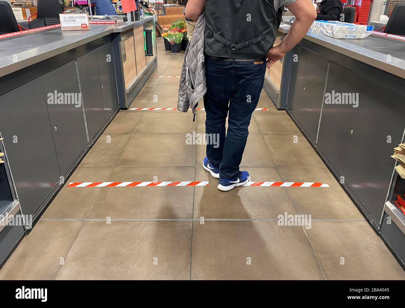 Le distanze sociali per mezzo di bande di allerta al check-out nel supermercato a causa di coronavirus, Stoccarda, Baden-Wuerttemberg, Germania Foto Stock Le distanze sociali per mezzo di bande di allerta al check-out nel supermercato a causa di coronavirus, Stoccarda, Baden-Wuerttemberg, Germania Foto Stock