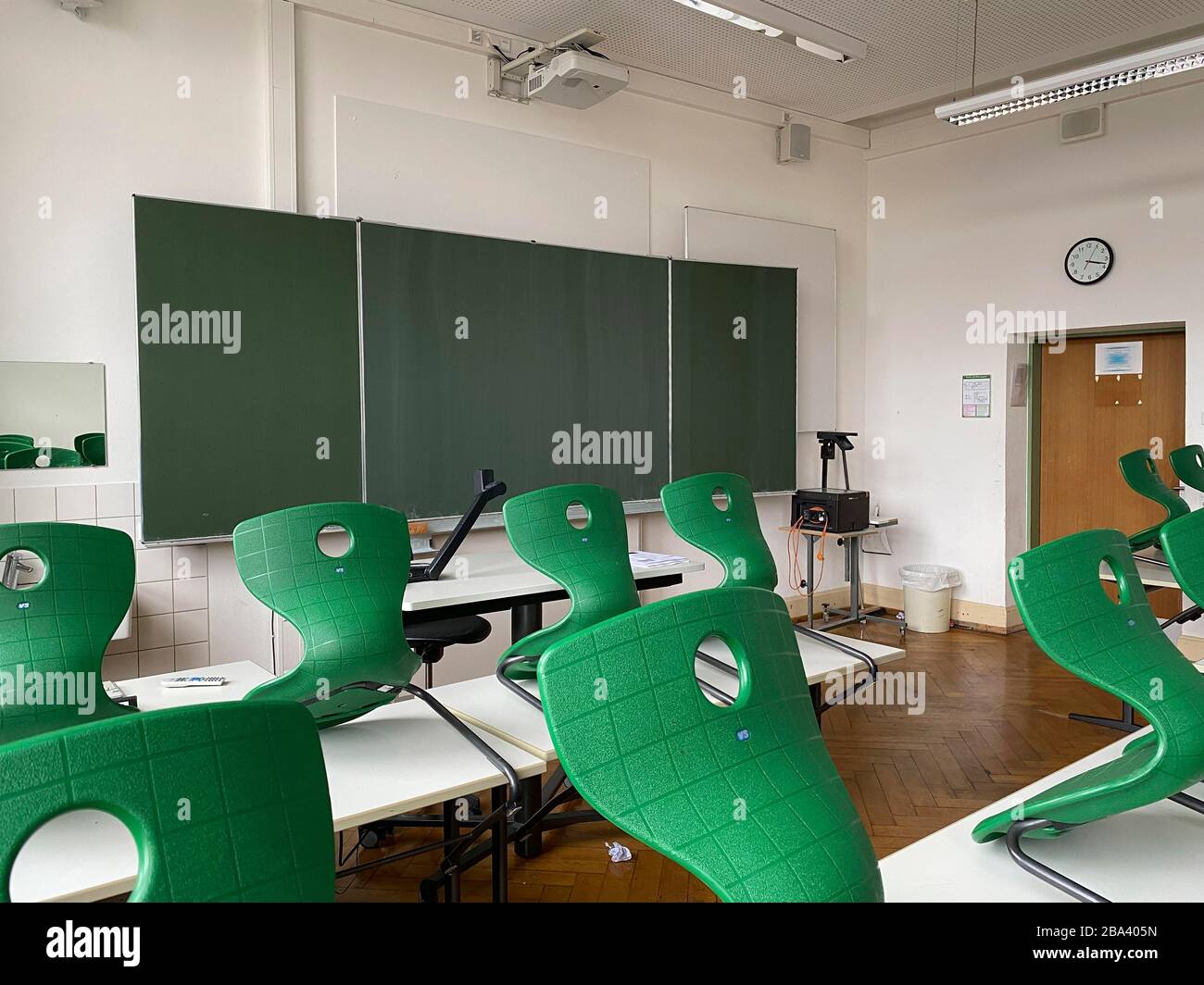 Scuola annullata a causa di coronavirus, classe vuota, Germania Foto Stock
