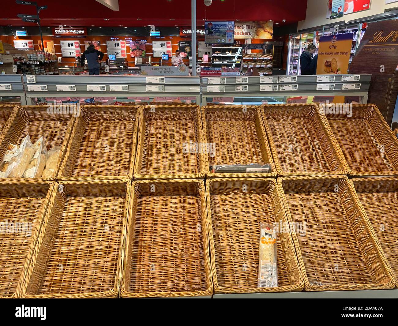 Scaffali vuoti per il pane al supermercato, acquisto di zoccoli a causa del coronavirus, Stoccarda, Baden-Wuerttemberg, Germania Foto Stock
