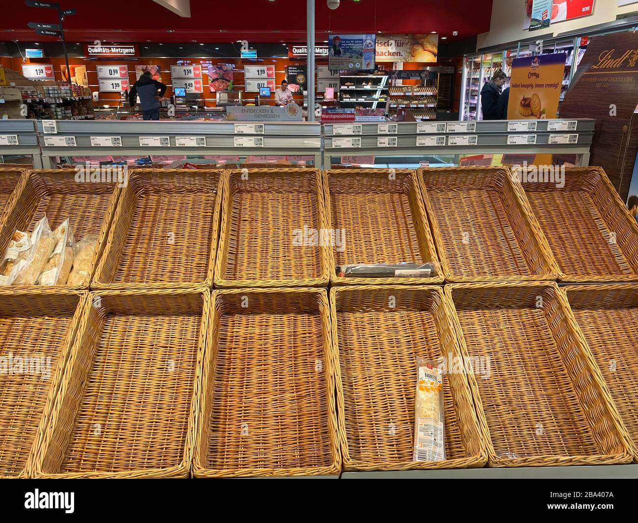 Scaffali vuoti per il pane al supermercato, acquisto di zoccoli a causa del coronavirus, Stoccarda, Baden-Wuerttemberg, Germania Foto Stock Scaffali vuoti per il pane al supermercato, acquisto di zoccoli a causa del coronavirus, Stoccarda, Baden-Wuerttemberg, Germania Foto Stock