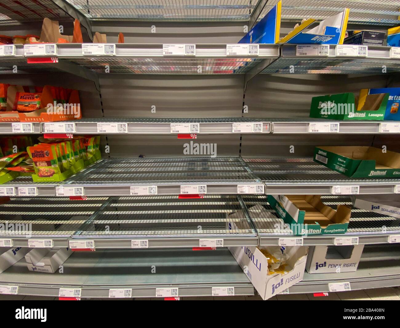 Scaffale vuoto per tagliatelle al supermercato, acquisto di zoccoli a causa di coronavirus, Stoccarda, Baden-Wuerttemberg, Germania Foto Stock Scaffale vuoto per tagliatelle al supermercato, acquisto di zoccoli a causa di coronavirus, Stoccarda, Baden-Wuerttemberg, Germania Foto Stock