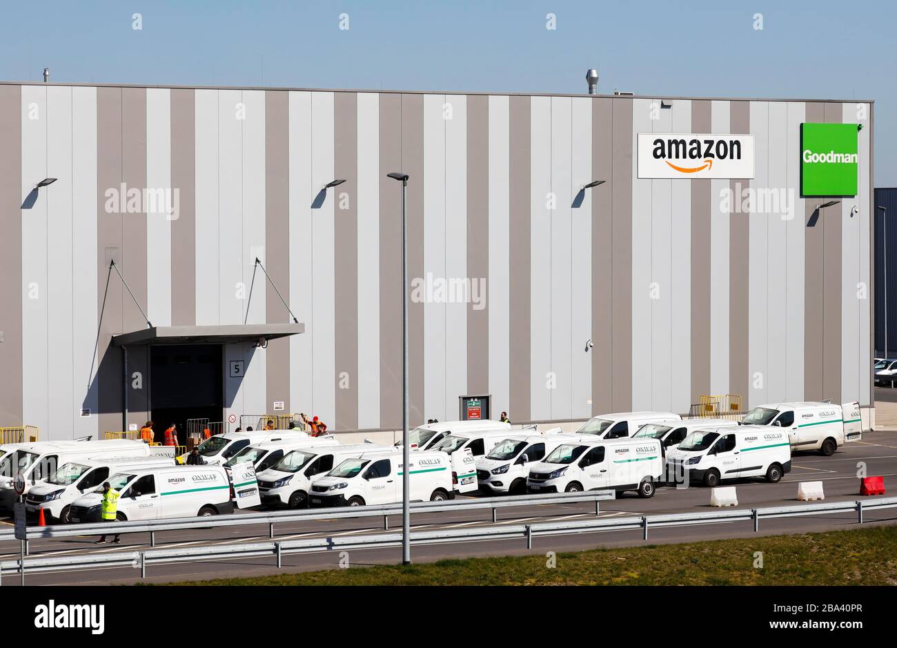 Centro logistico Amazon con furgoni della società di consegna pacchi Onway  Logistics, Duisburg, Ruhr area, Nord Reno-Westfalia, Germania Foto stock -  Alamy