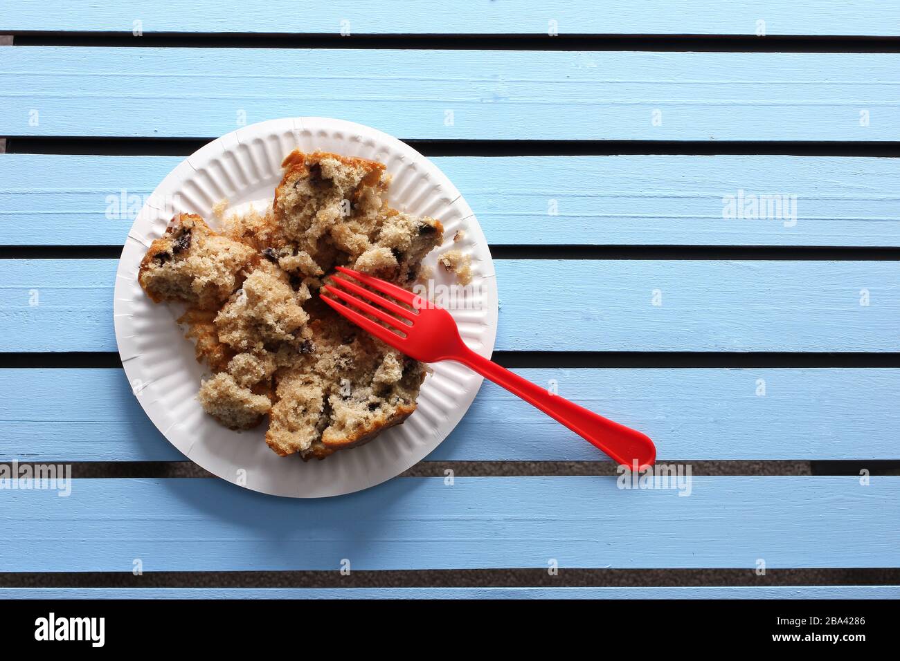 Mirtillo pezzi di Muffin su sfondo di legno Foto Stock