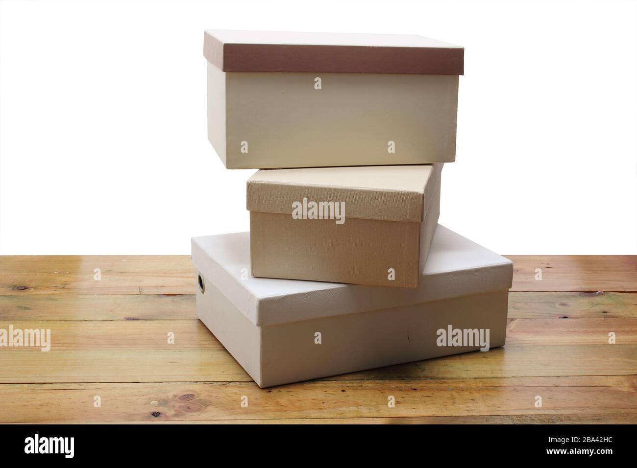 Pila di scatole di scarpe su sfondo di legno Foto Stock