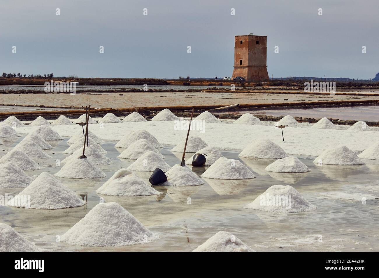 Produzione di sale nei pressi di Trapani, Sicilia Foto Stock