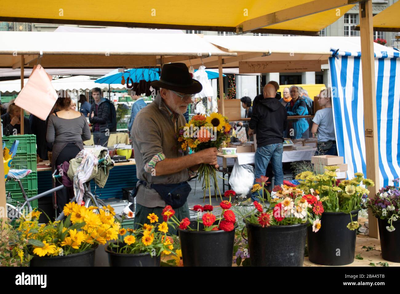 Venditore di fiori, bancarelle di mercato, Berna, Svizzera, Europa, 08/09/2019, capitale della Svizzera., bancarelle di mercato allestite per il commercio nella piazza. Foto Stock