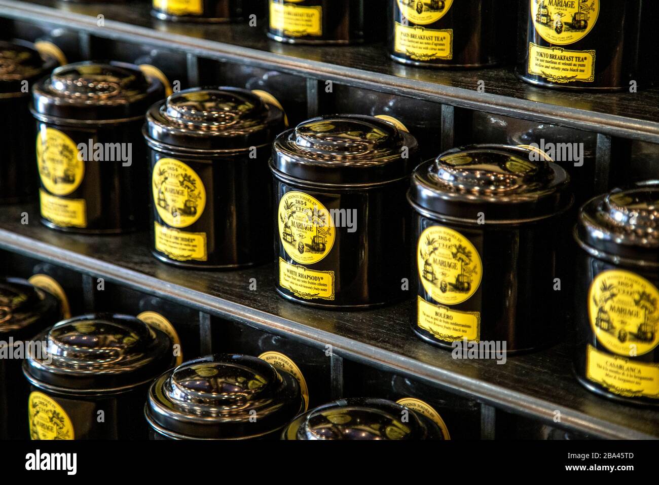Classici cattivi gialli e neri al Mariage Frères Tea Emporium and Restaurant, Covent Garden, Londra, Regno Unito Foto Stock