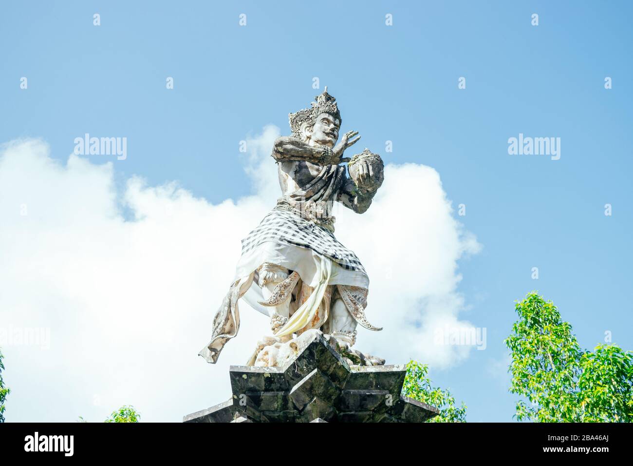 Statua del Dio indù Indra che porta l'acqua Santa al tempiale di Tirta Empul, pura Tirta Empul, tempiale dell'acqua indù balinese, Tampaksiring, Bali, Indonesia Foto Stock