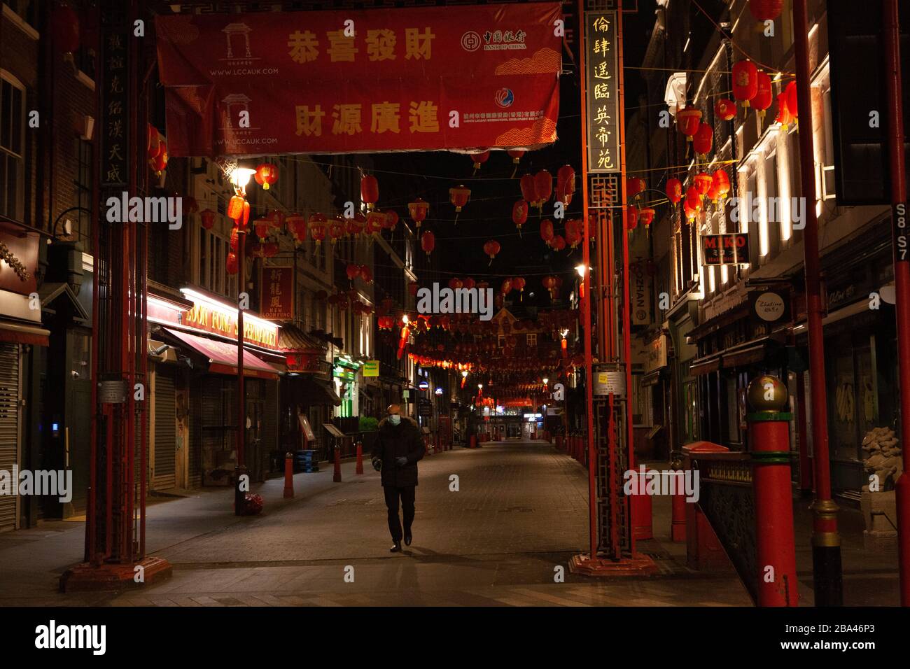 Londra, Regno Unito: Nel cuore di China Town nel West End rimane aperto solo un ristorante che serve cibo da asporto. Le strade sono deserte la sera a causa del covid-19 blocco. Foto Stock