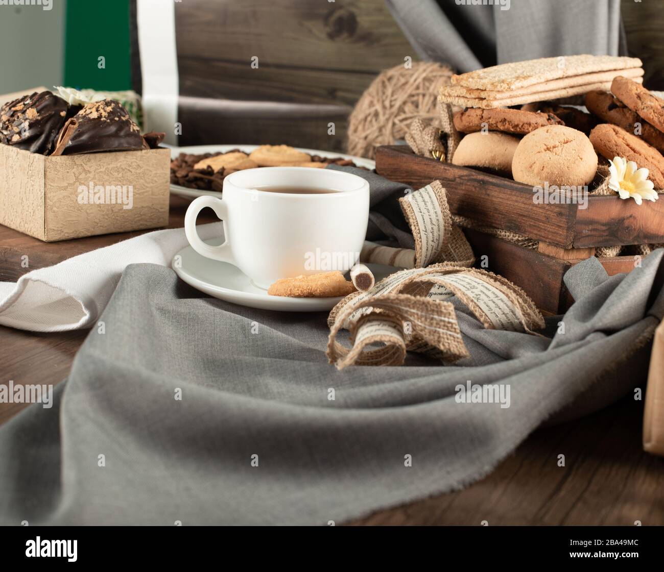 Un vassoio di biscotti e una tazza di tè. Foto Stock