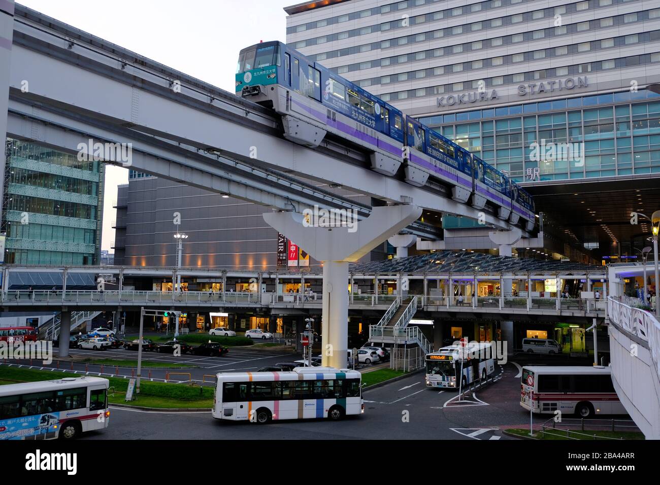 Kitakyushu Giappone - linea monorotaia stazione ferroviaria di Kokura Foto Stock