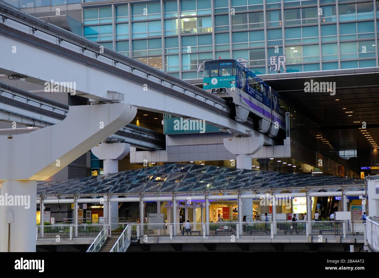 Kitakyushu Giappone - linea monorotaia stazione ferroviaria di Kokura Foto Stock