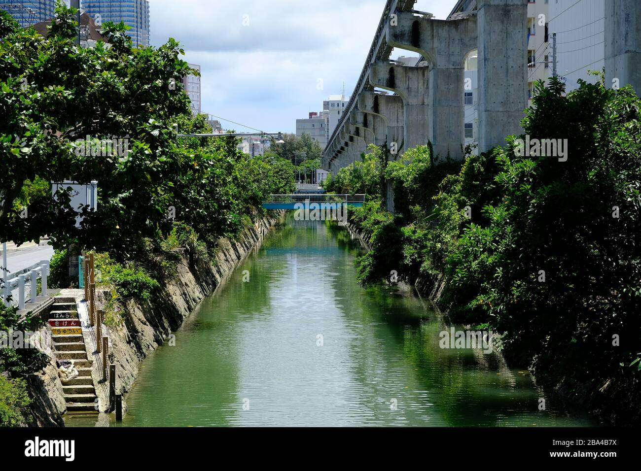 Okinawa Giappone - elevata Monorotaia urbana e fiume Foto Stock
