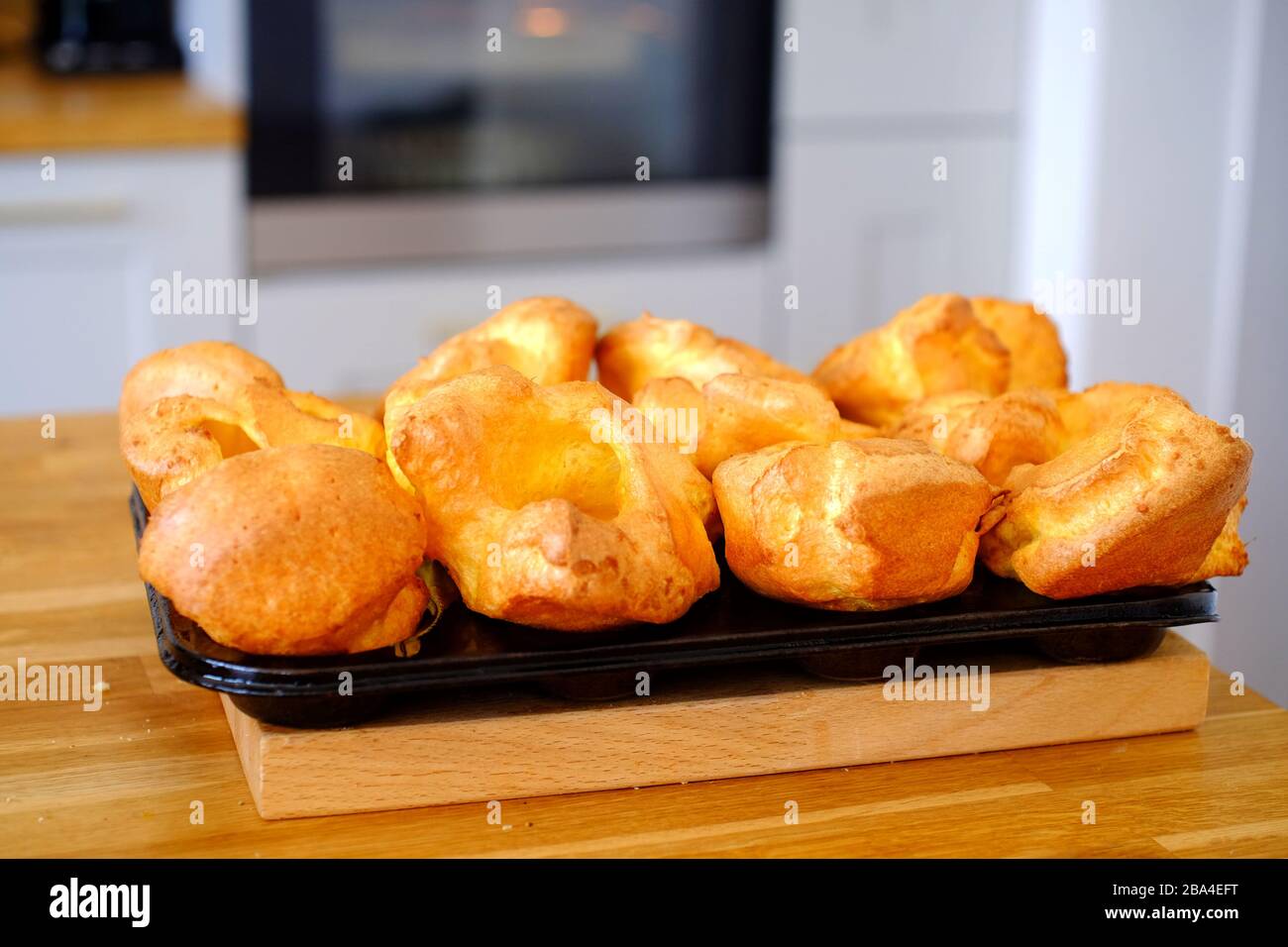 Budini fatti in casa nello Yorkshire freschi dal forno. REGNO UNITO Foto Stock