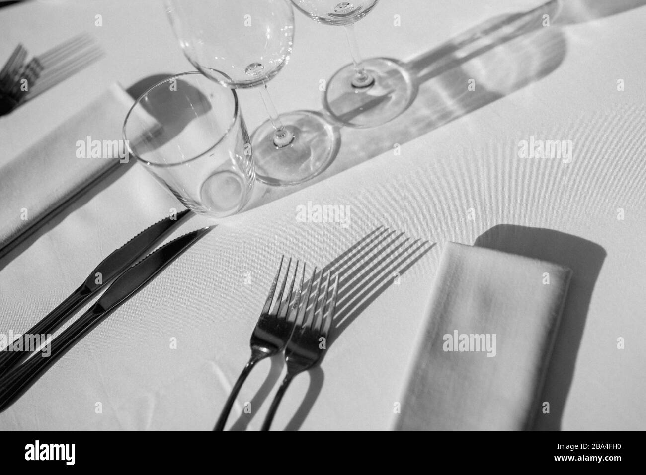 Un tavolo decorato appositamente per un giorno speciale Foto Stock