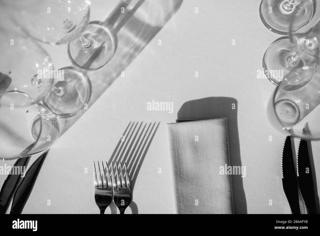 Un tavolo decorato appositamente per un giorno speciale Foto Stock