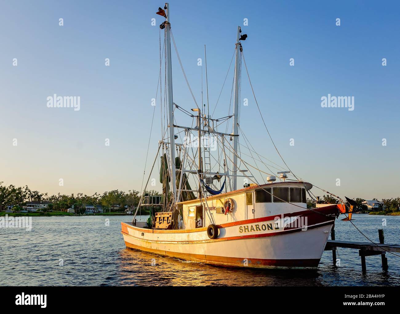 Una barca di gamberi di legno è ormeggiata ad un molo, 23 settembre 2019, a Città di Panama, Florida. Foto Stock