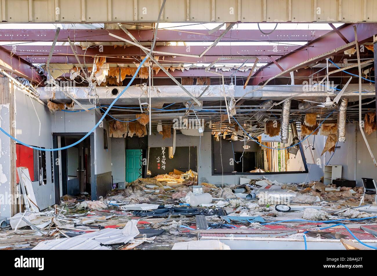 Un'azienda rimane danneggiata un anno dopo l'uragano Michael, 21 settembre 2019, a Panama City, Florida. Foto Stock
