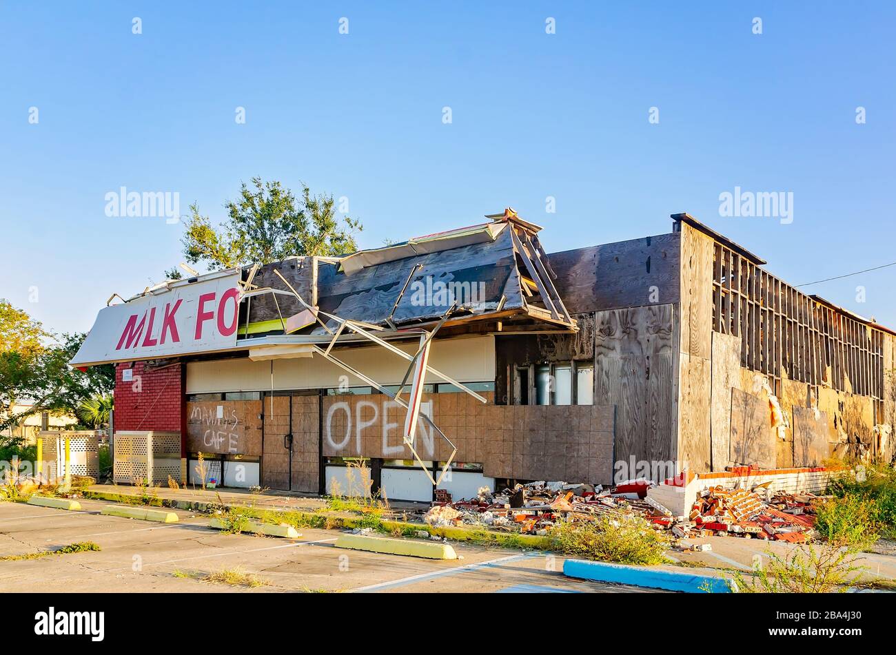 Un'azienda rimane danneggiata un anno dopo l'uragano Michael, 23 settembre 2019, a Panama City, Florida. Foto Stock