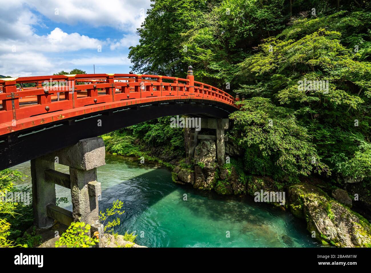 Il colorato Ponte Shinkyo, uno dei punti di riferimento più popolari di Nikko, Giappone Foto Stock