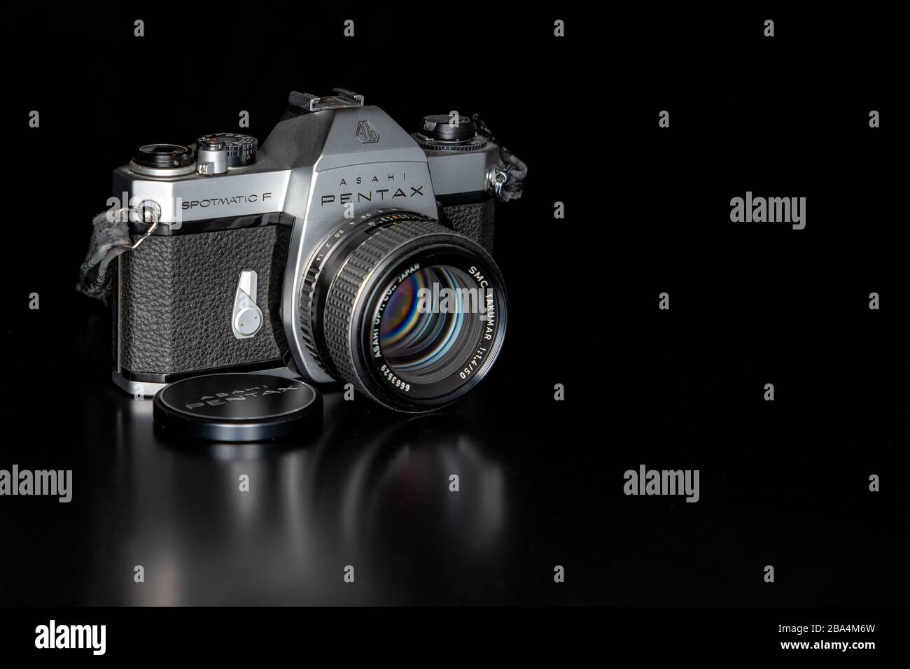 Saint John, NB, Canada - 15 febbraio 2020: Una macchina fotografica Pentax su un tavolo nero, con uno sfondo nero. Foto Stock