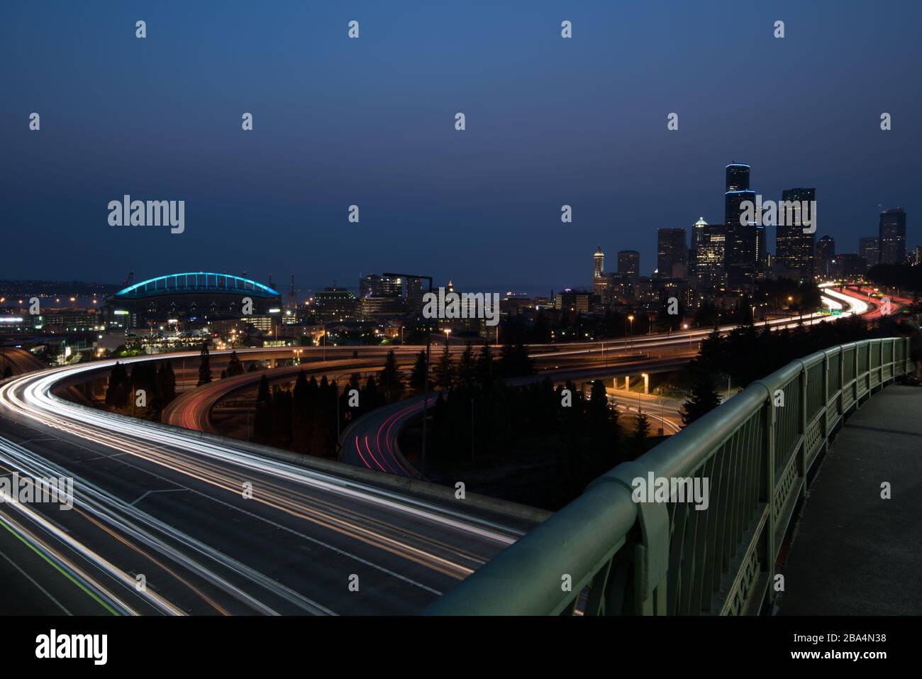 Street scene di Seattle dal Ponte Jose Rizal con sentieri leggeri da auto in movimento. Foto Stock