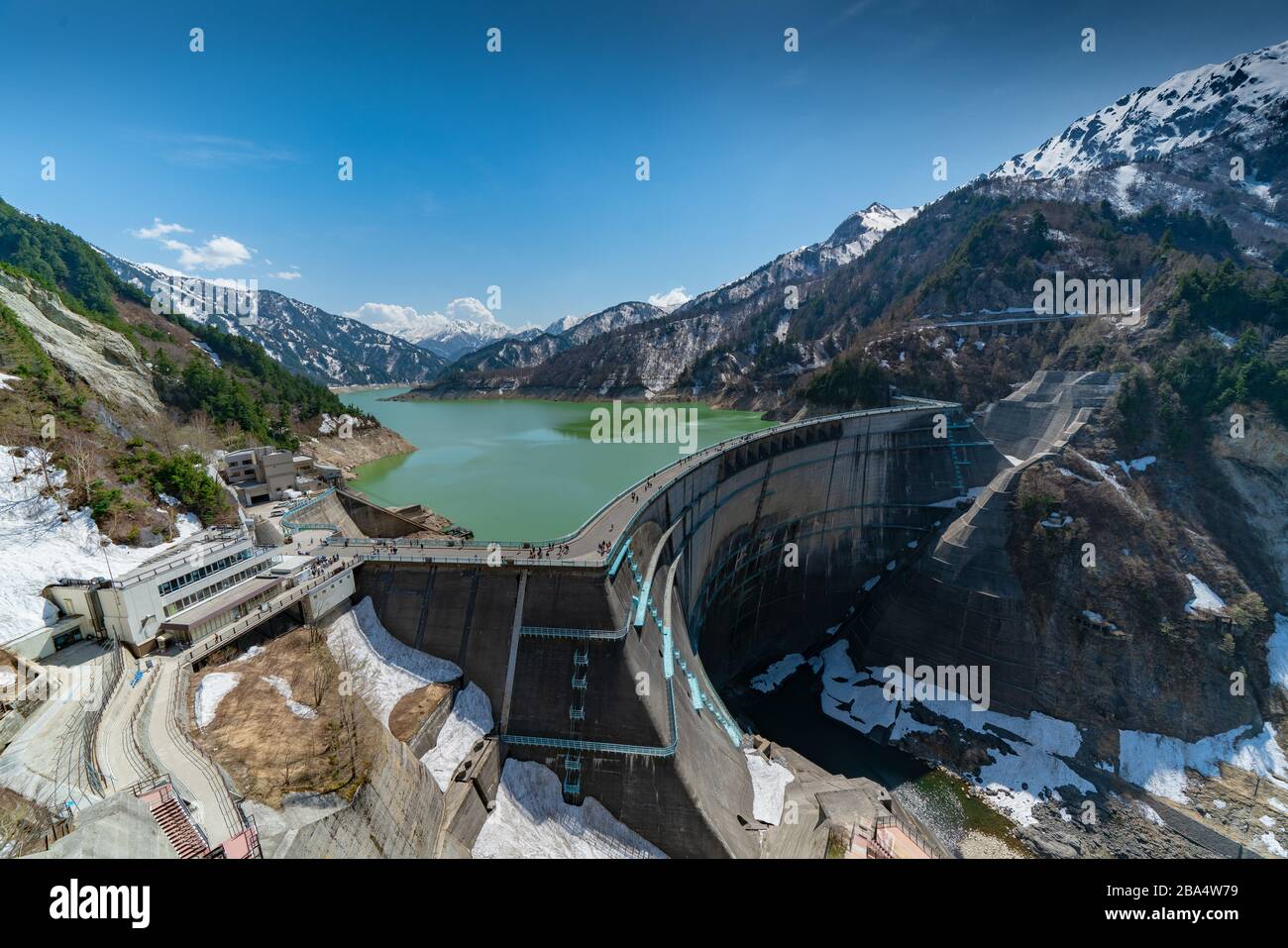 Ampia vista della diga di Kurobe Giappone diga più alta e centrale idroelettrica Kurobe lago verde smeraldo Tateyama Kurobe percorso alpino Prefettura di Toyoma Giappone Foto Stock