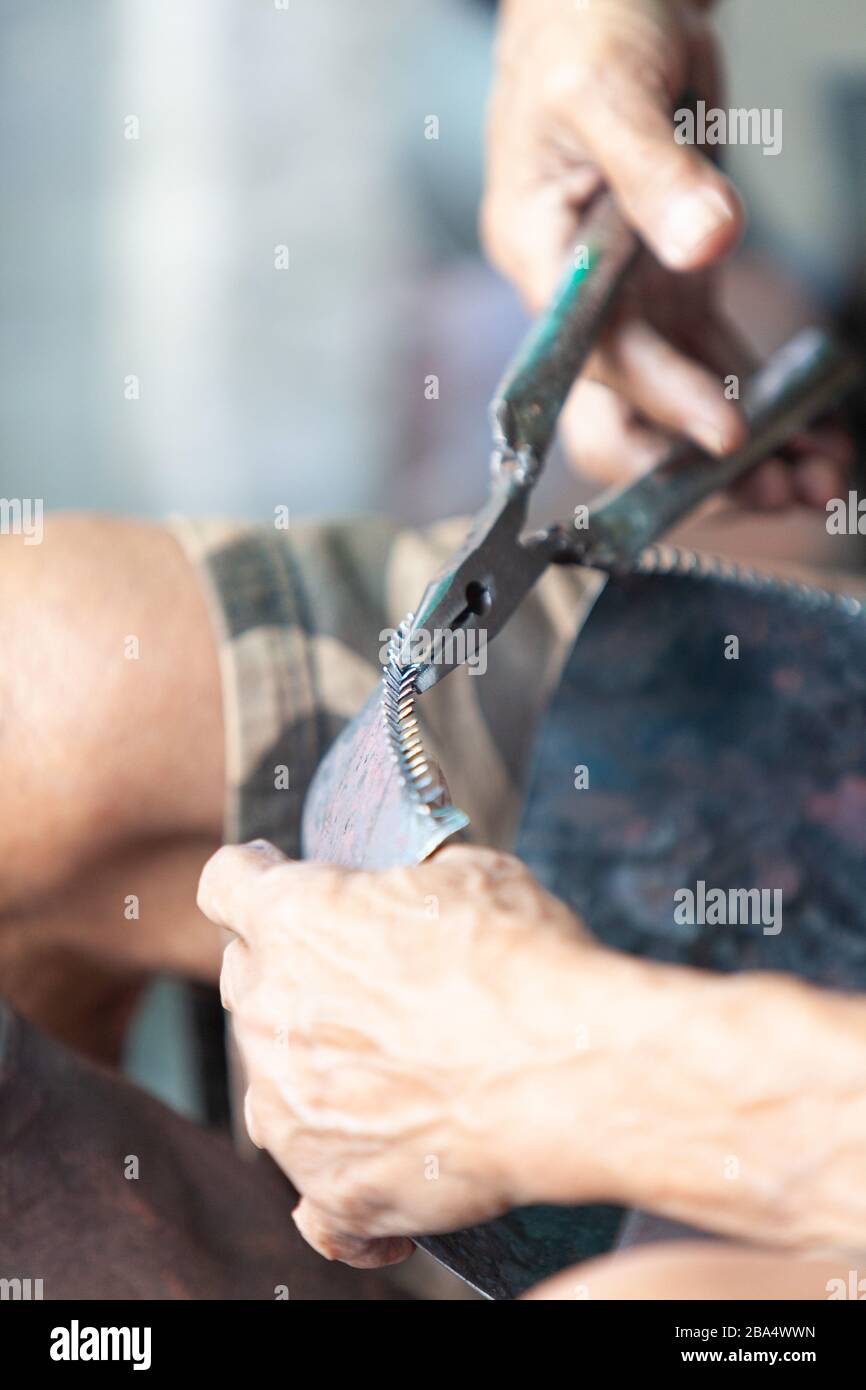 Gli abili artigiani della comunità di Ban Bat a Bangkok lavorano meticolosamente squisite ciotole di elemosina tradizionali fatte a mano. Foto Stock