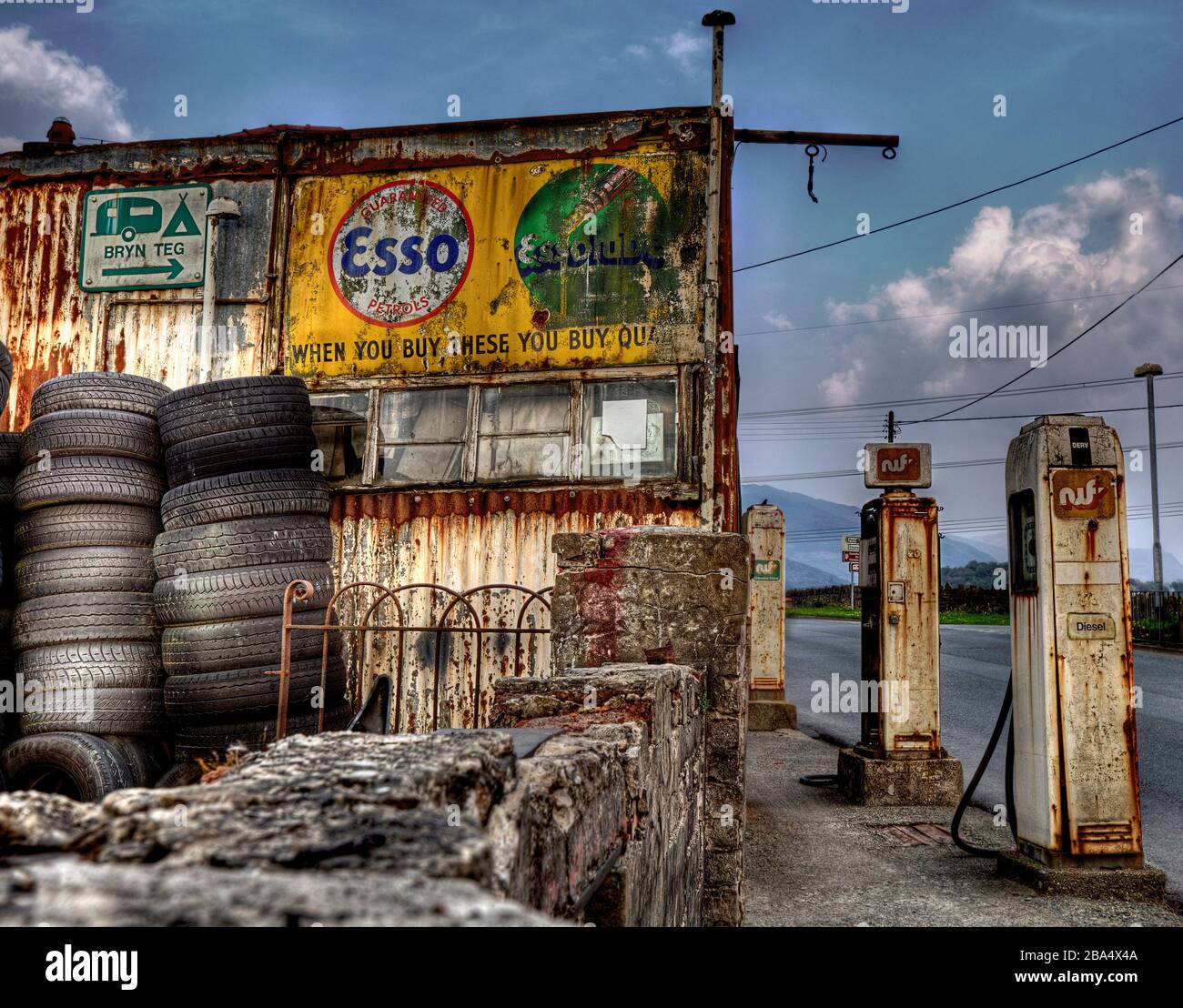 Garage vecchio, distributore di benzina vecchio, negozio d'epoca. Robusto e rustico. Come il vecchio West o Route 66 Foto Stock